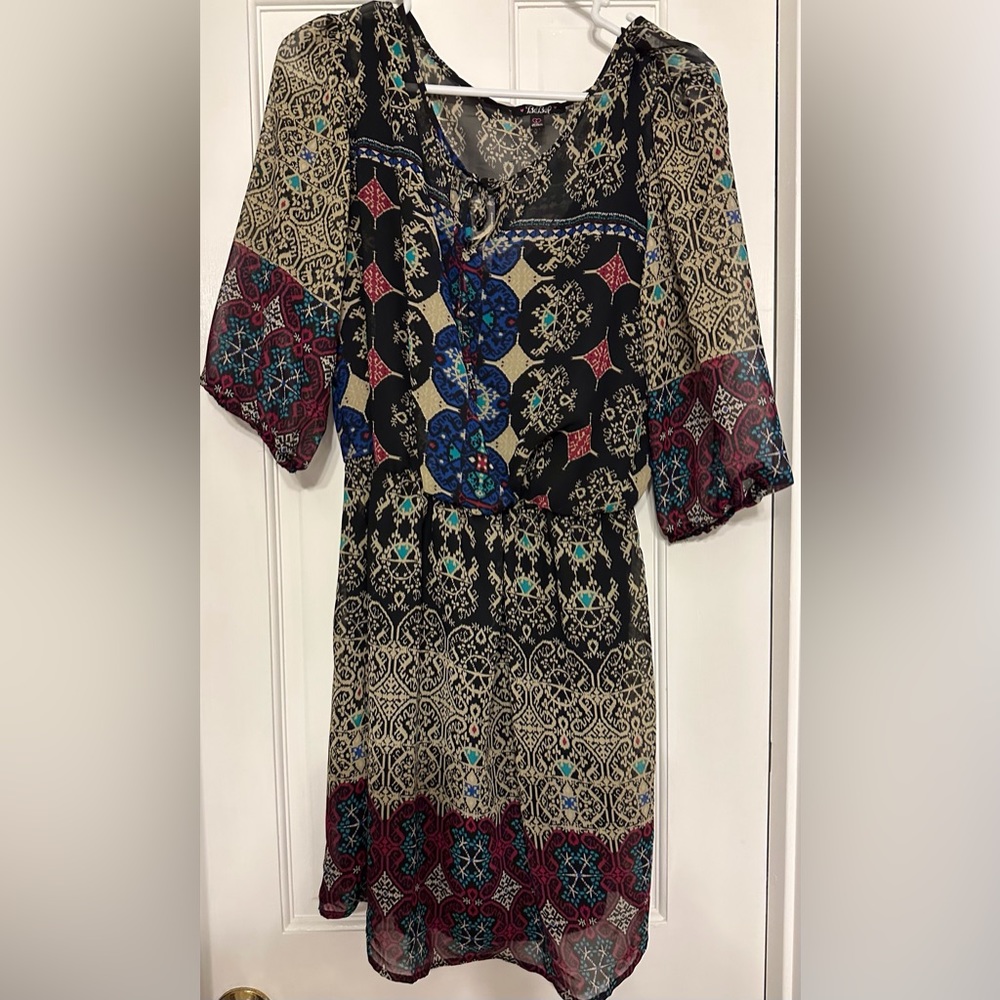 Like New Ladies dress. Machine washable. Beautiful colors. Very comfortable